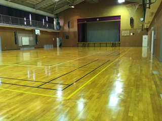 三宅村阿古体育館の体育室写真